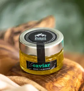 Caviar d'oove de alfàbega sobre fusta d'olivera