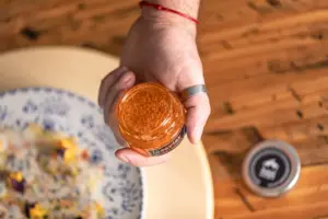 Caviar d'oove i guindilla a la mà, servit sobre un plat