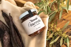 Crema de Garrofa amb avellana, ambient amb garrofes i branca d'olivera